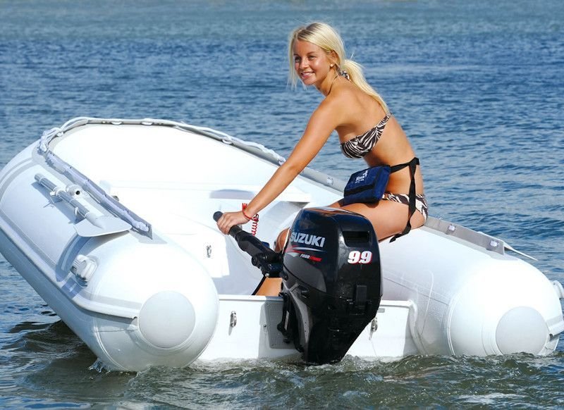 Лодочный мотор на лодке. Какую лодку взять лучше. Какую лодку взять лучше. Какую лодку взять лучше. За арендовать лодку для рыбалки.