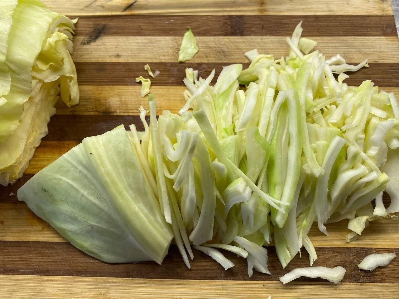 Салат витаминный. Заправить капусту. Салат чафан. Молодая капуста салат. Капуста соломкой.