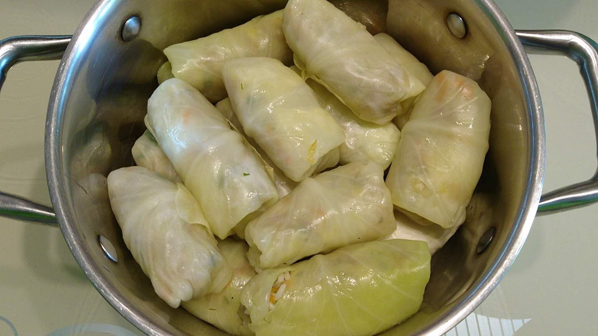 Голубцы в кастрюле. Вареные голубцы. Фарш в капустном листе. Голубцы готовые замороженные. Голубцы из свежей капусты в духовке.