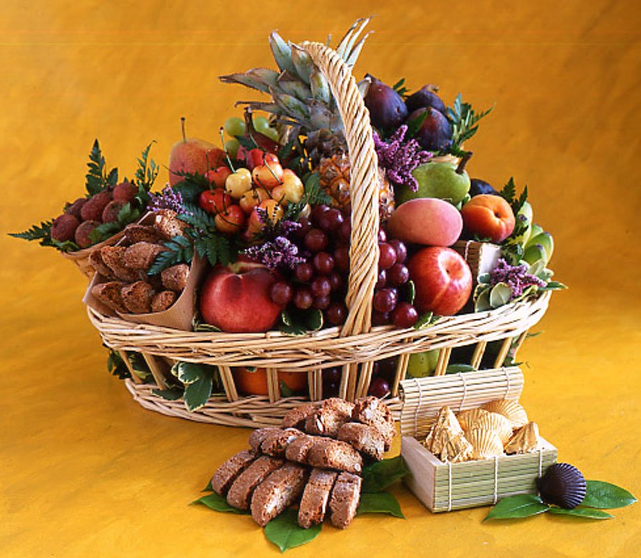 Наполненная фруктами корзина стояла на столе впр