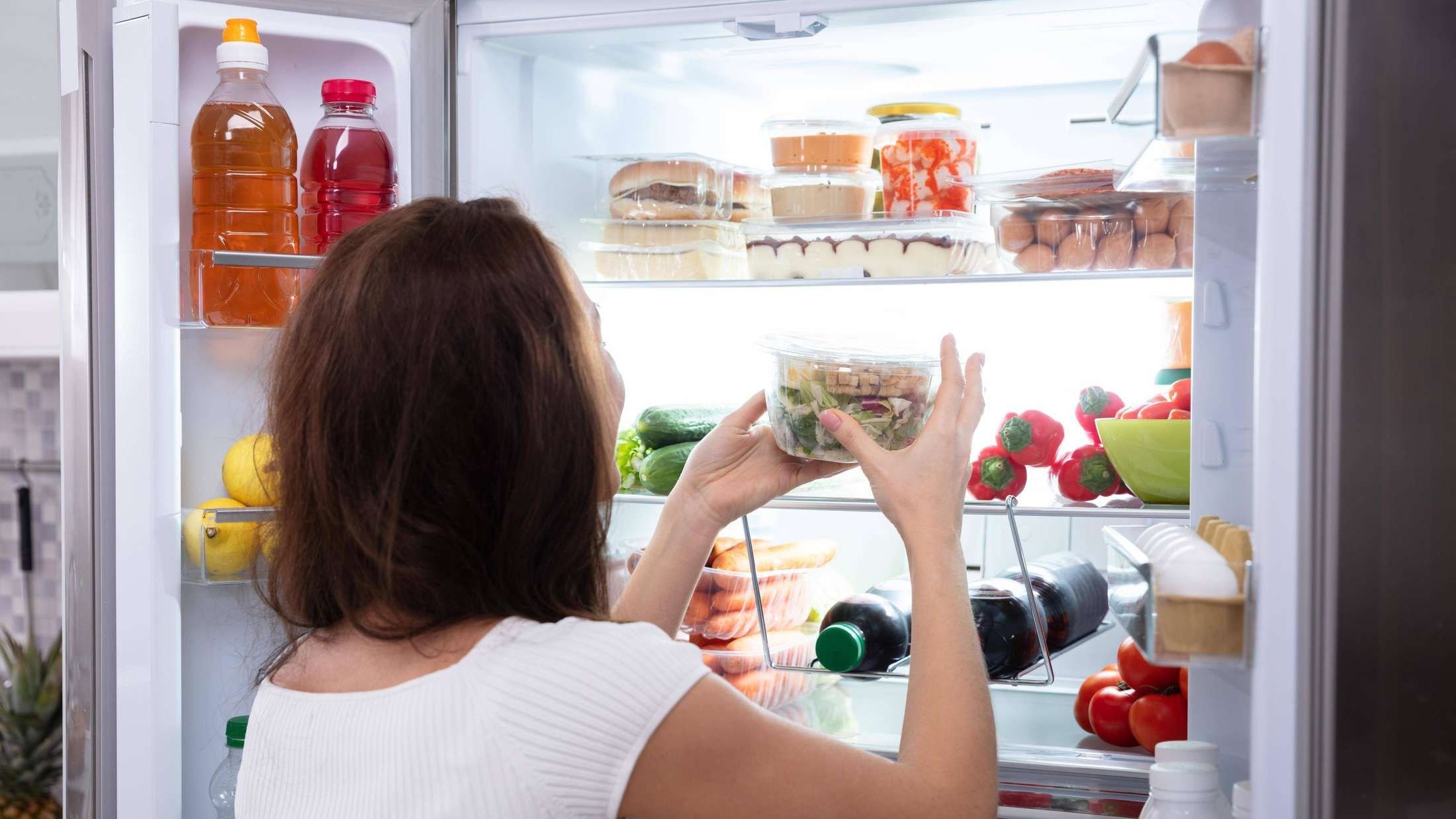 Питание холодильника. Еда из холодильника. Холодильник с продуктами. Холодильник для салатов. Почему запах в холодильнике домашняя работа.