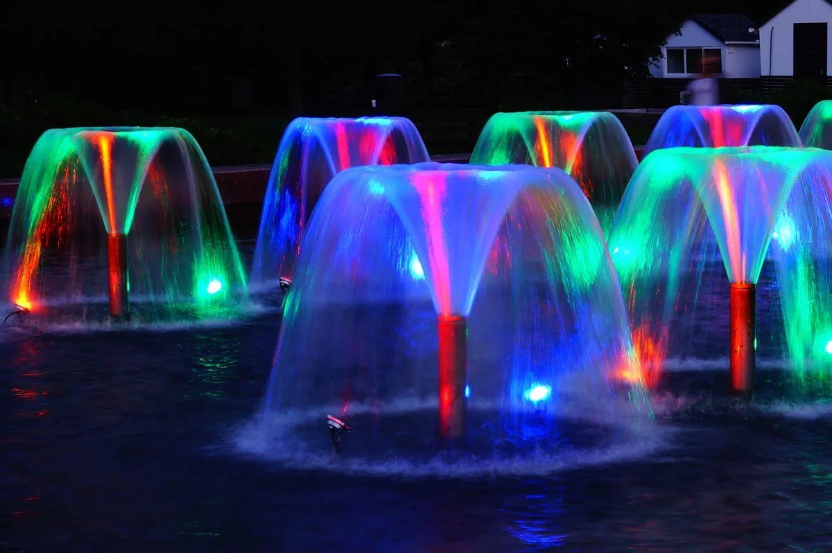 Светящиеся фонтаны. Красивые фонтаны. Цветные фонтаны. Разноцветные фонтаны в Москве. Разноцветный фонтан.