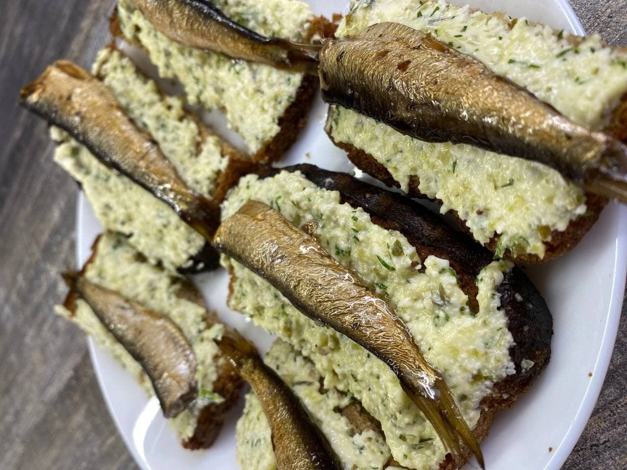 Намазка на бутерброды со шпротами с плавленным. Намазка на бутерброды из шпрот. Бутеры со шпротами и соленым огурцом. Брускетты со шпротами и огурцом. Намазка на бутерброды со шпротами с плавленным.
