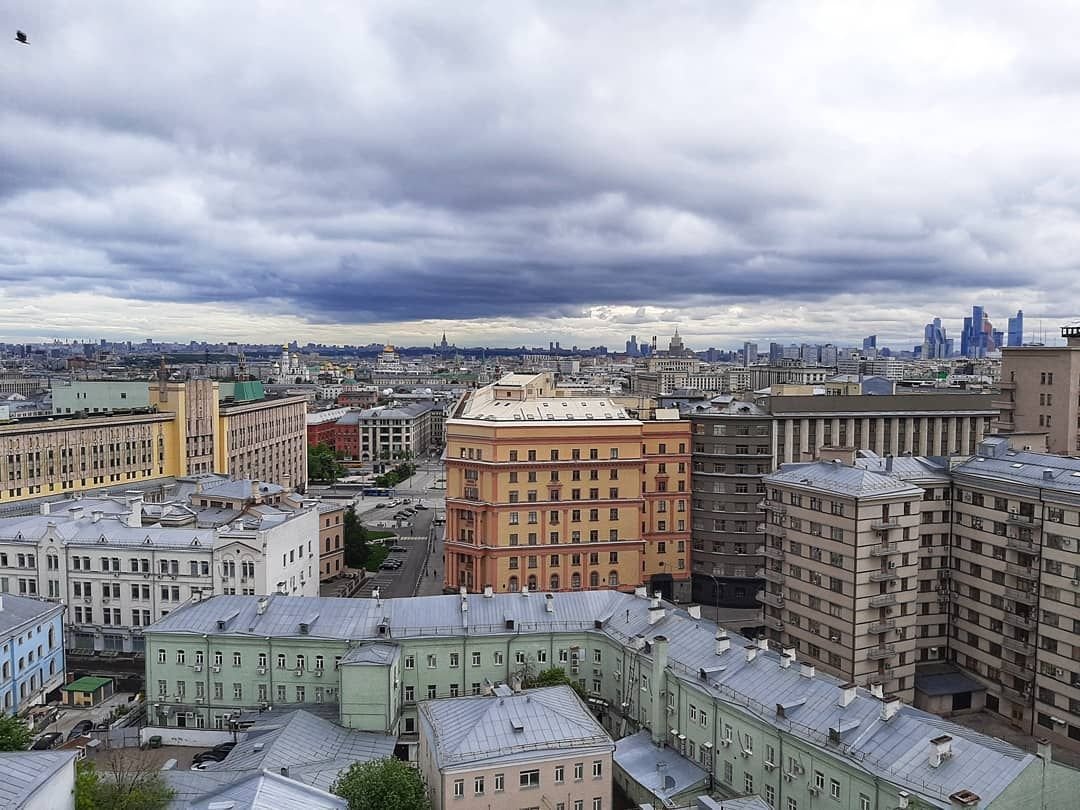 Москва стоит сейчас. Дом на площади Гагарина с радиолокаторами на крыше. Здание телефонной Невский 26 телефонная станциями. Дом 26 на Невском первая теле\ФОННАЯ станция. Петроградская сторона телефонная станция Ленина soulsurfer28.