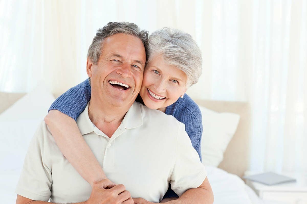 Пенсионер года. Счастливые бабушка и дедушка. Пожилые люди. Пожилые люди улыбаются. Счастливые пенсионеры.