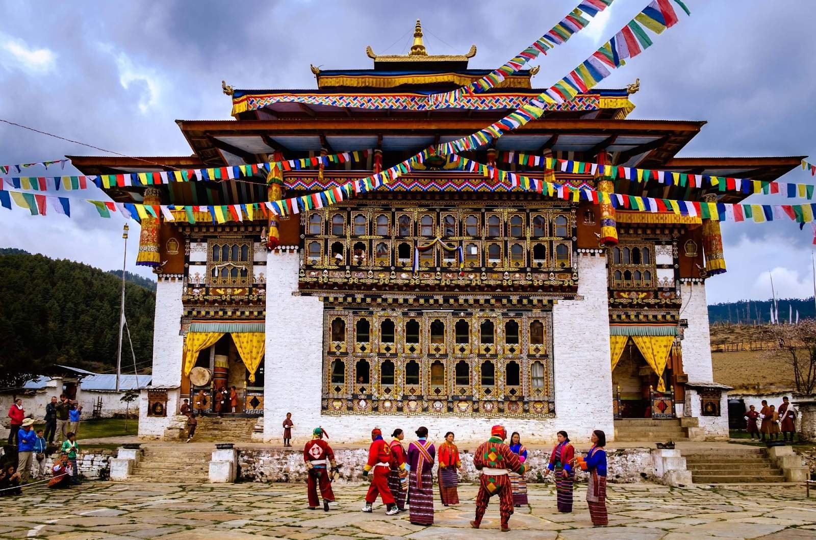 Бутан содержащий. Королевство бутан. Королевство бутан дворец короля. Королевство бутан Министерство счастья. Королевство бутан жители.