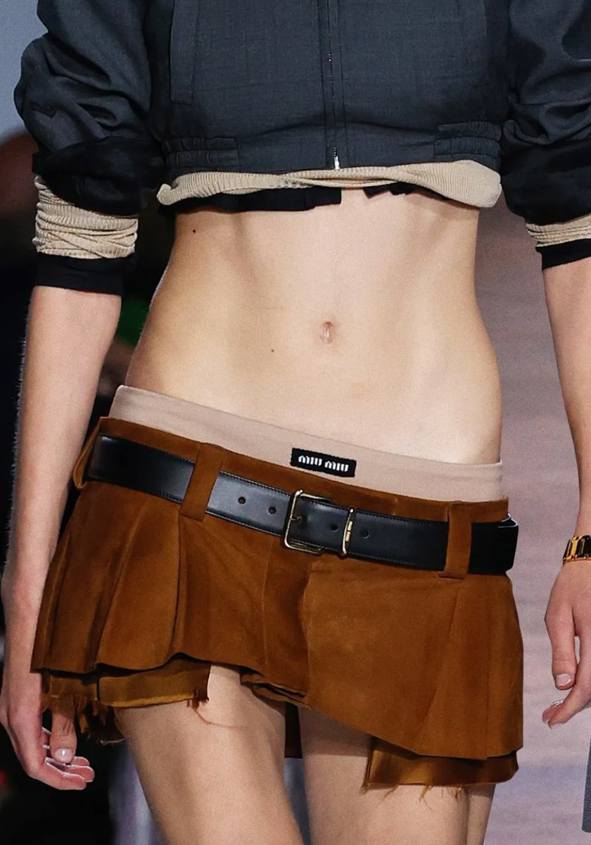Торчащие стринги. Miu Miu 2022 коллекция. Тренд на торчащие трусы. Модные трусы. Трусы шорты Миу Миу