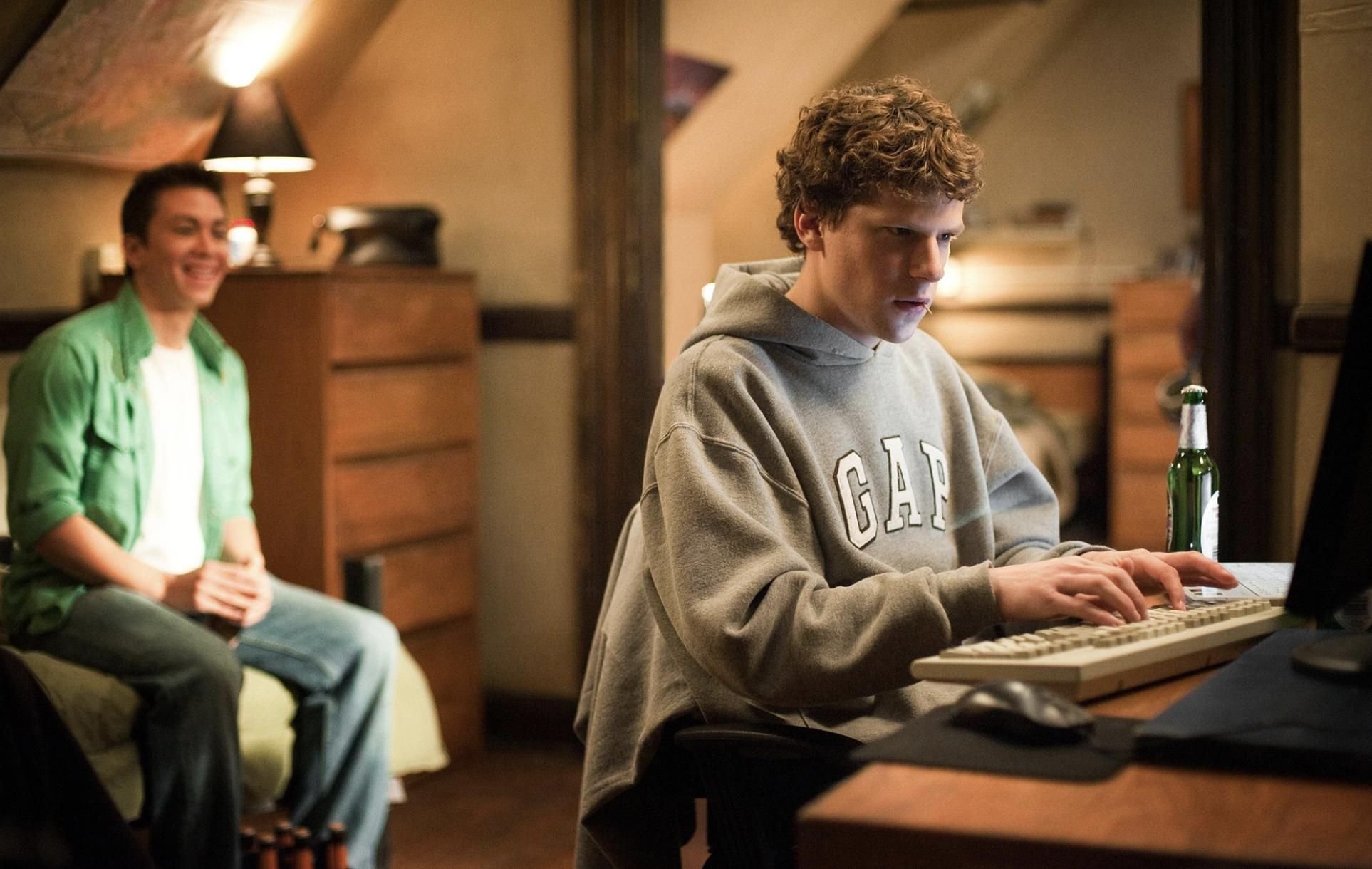 Просмотр сети. Джесси Айзенберг the social Network. Джесси Айзенберг и Марк Цукерберг. Джесси Айзенберг в роли марка Цукерберга. Джесси Айзенберг 2010.