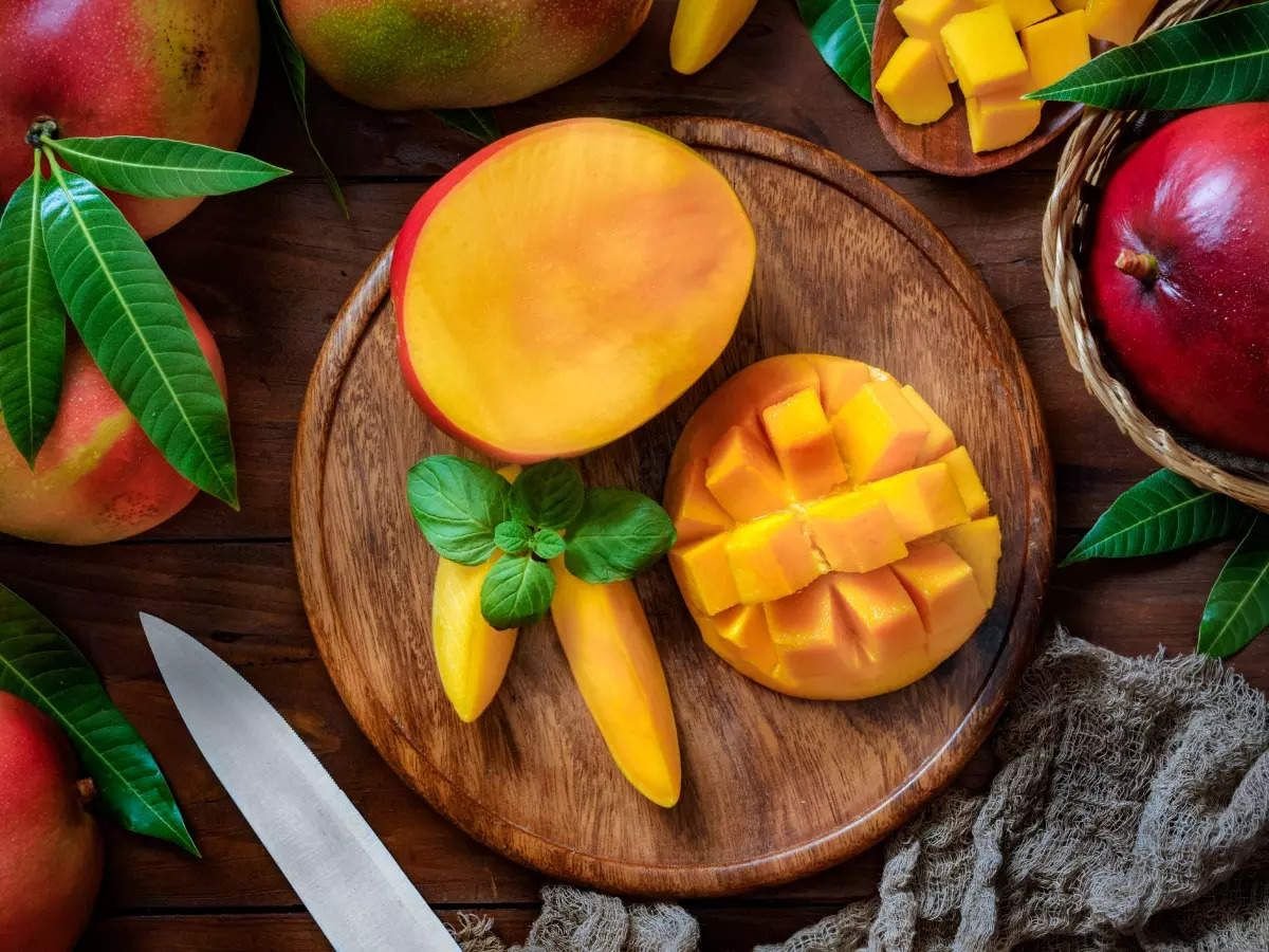 Манго на тарелке