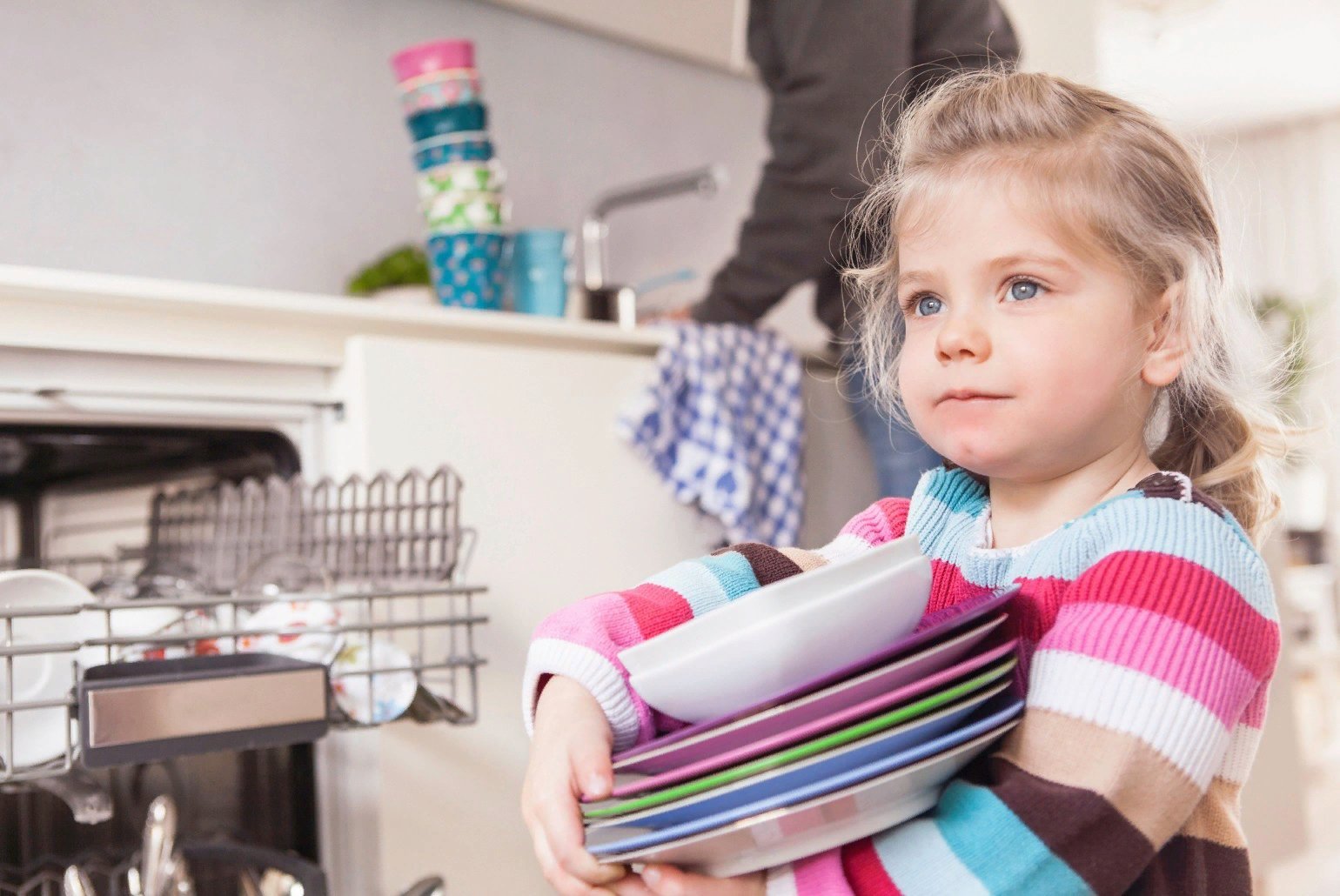 Договор домашних обязанностей детей. Домашние дела для детей. Мытье посуды для детей. Дети помогают родителям. Помогать маме по дому.