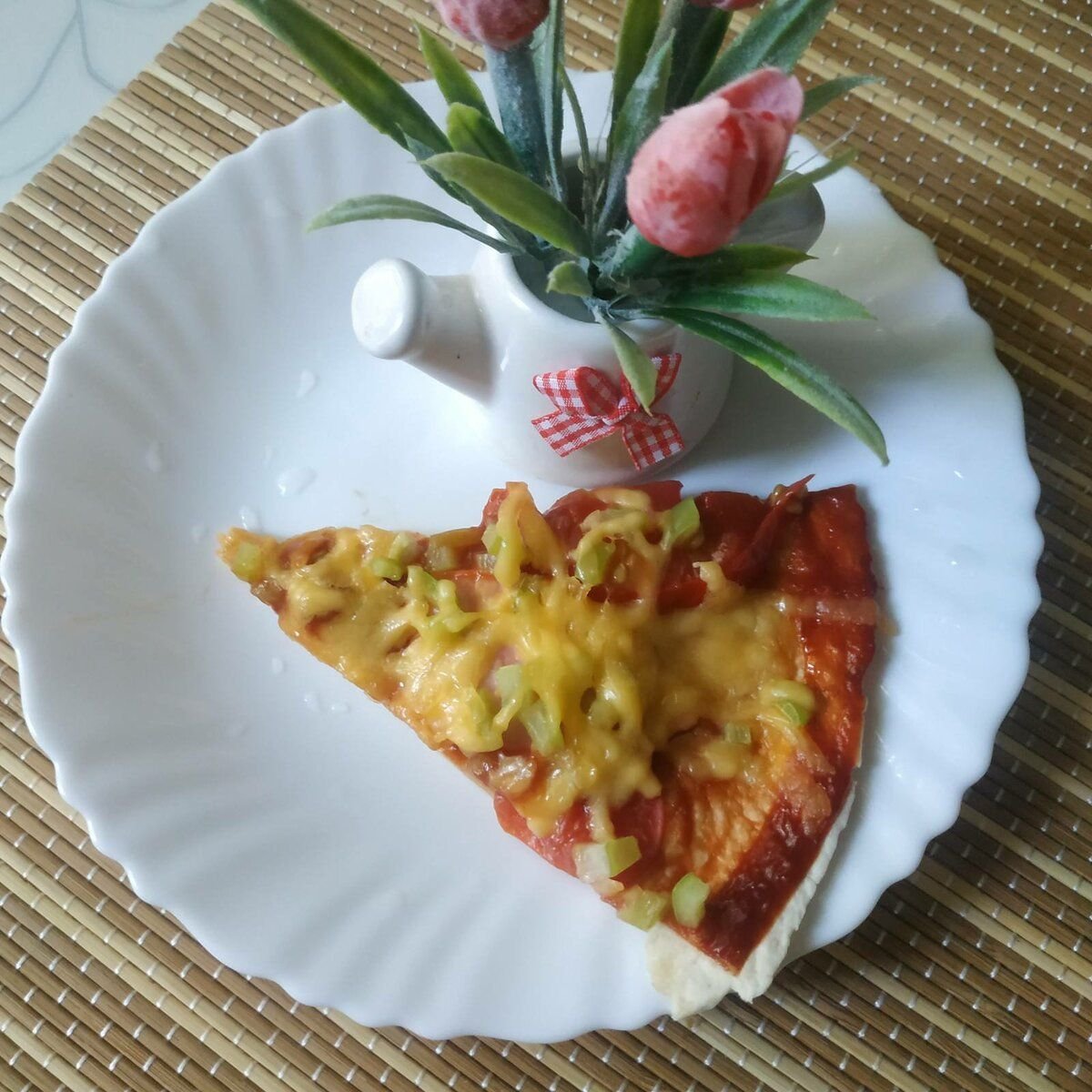 Пицца в кружке в микроволновке за 5. Мини пицца в микроволновке. Пицца в микроволновке. Пицца в чашке в микроволновке за 5 минут. Вкусный завтрак.