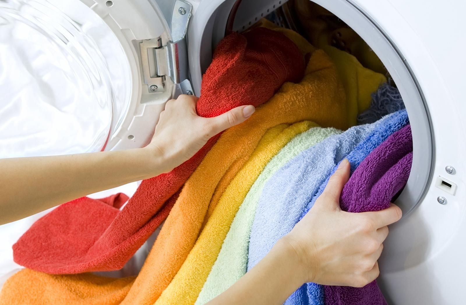 Как правильно стирать полотенца. Стирка. Цветное белье стирка. Цветные вещи в стиральной машине. Стерка.