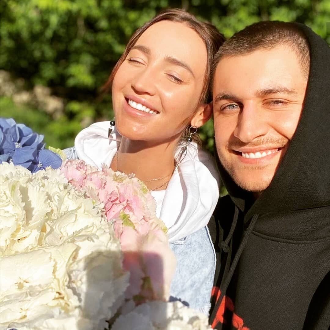 Смешные анекдоты. Приятные высказывания для девушки. Муж ксении бородиной курбан. Ксения бородина и курбан. Муж ольги бузовой дмитрий тарасов.