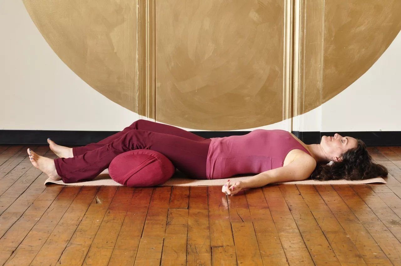 расслабление тела. релактация презентация. оздоровительная аэробика. девушка медитирует. йога асаны шавасана.