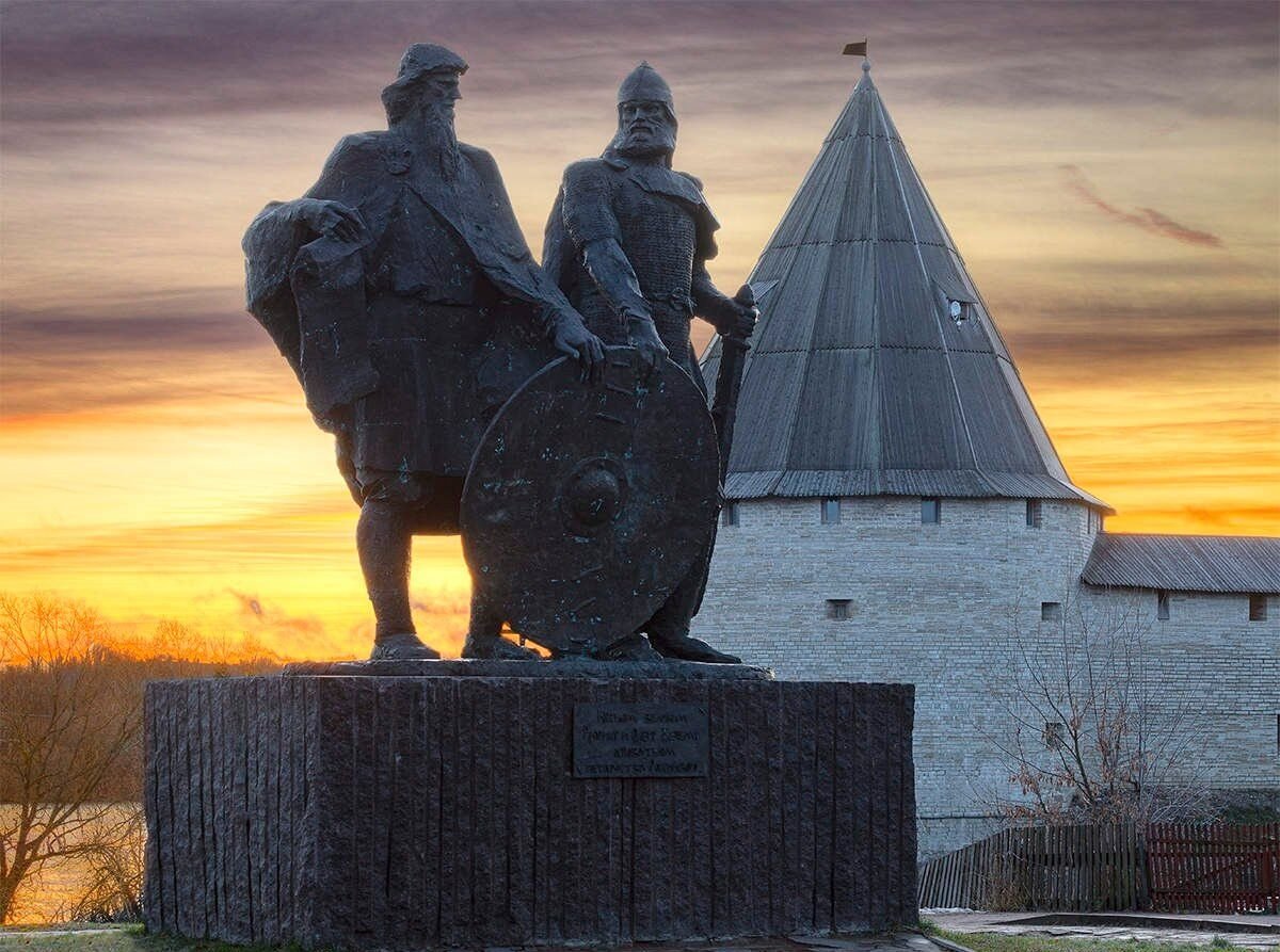 Памятник рюрику и олегу в старой ладоге фото