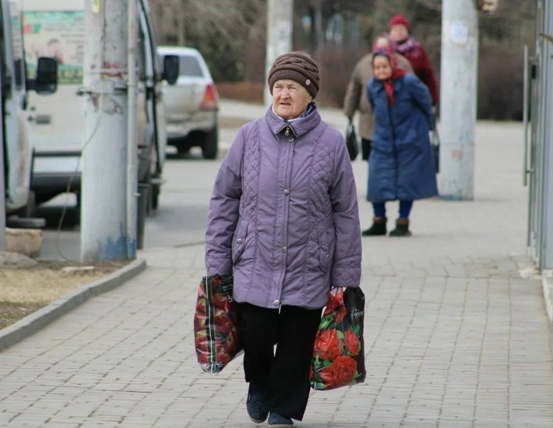 Выплата пенсионерам 13 пенсия. Пенсионеры в России. Пенсионеры и подростки. 13 Пенсия. Пенсионный Возраст для женщин.