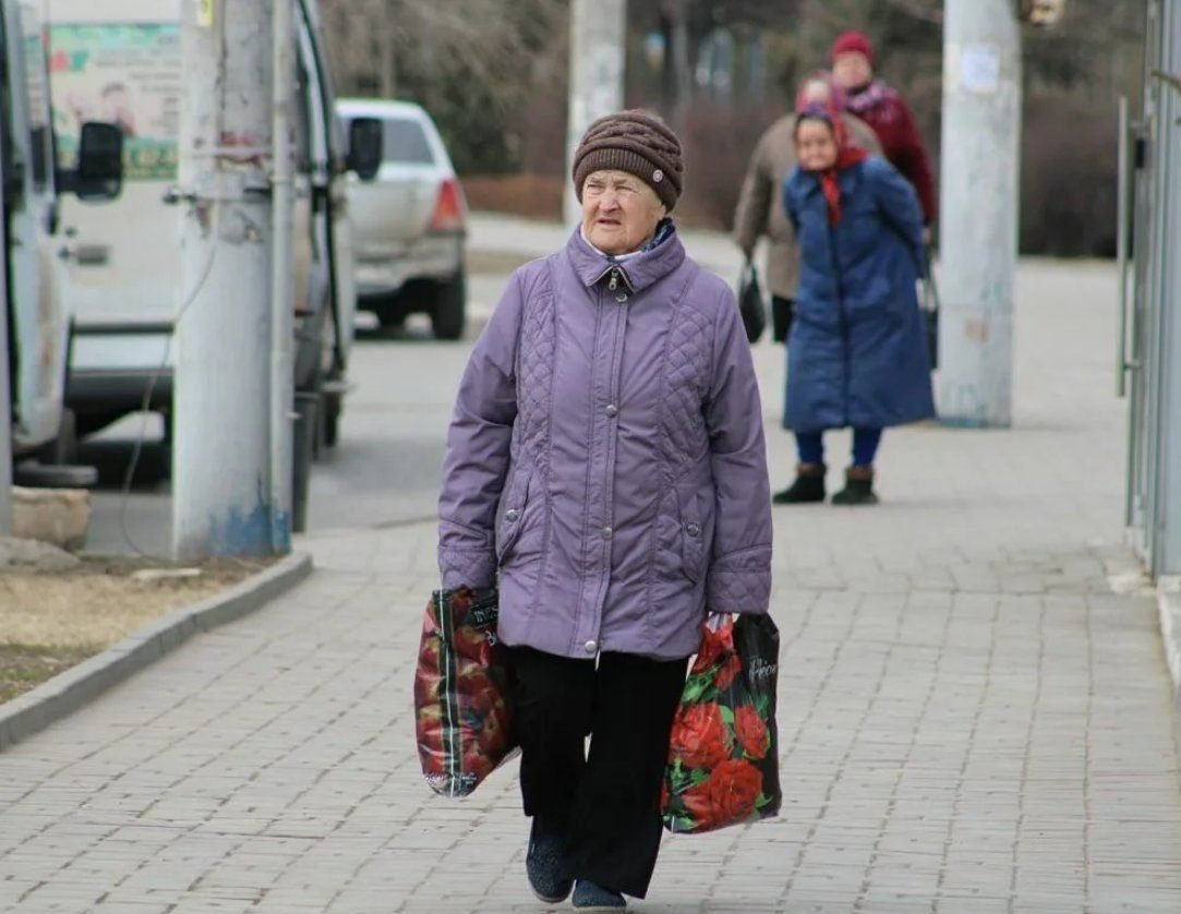 Пенсии 13 мая. Пенсионеры в России. Пенсионеры и подростки. 13 Пенсия. Пенсионный Возраст для женщин.