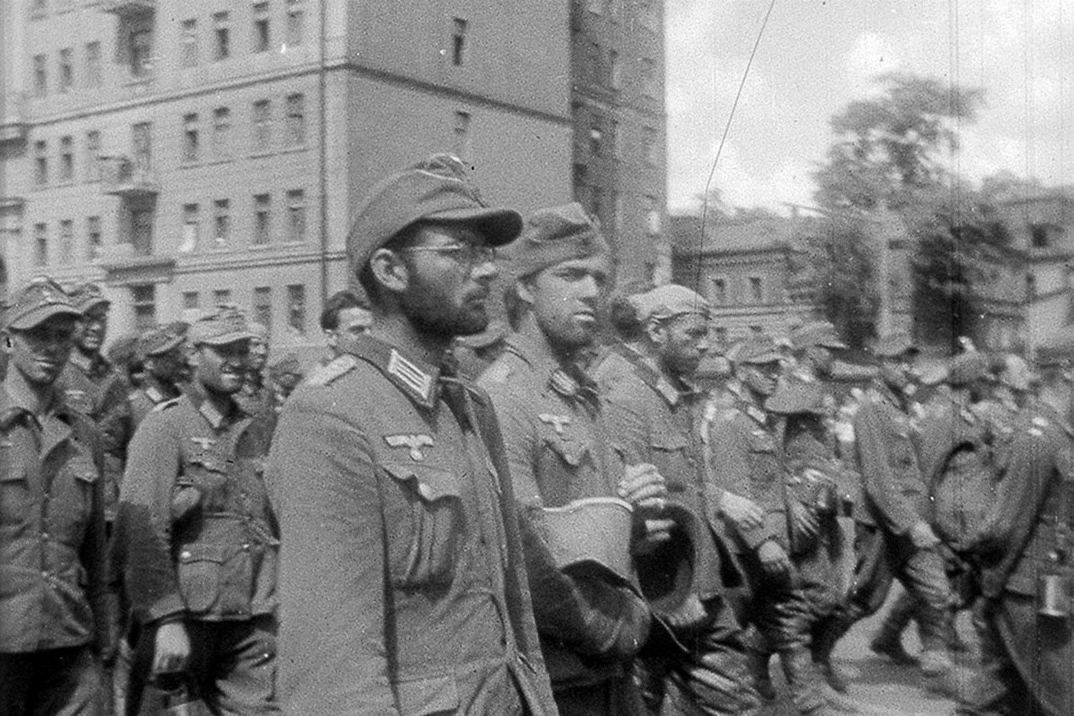 45 идет. Парад военнопленных немцев в Москве 1944. Парад побежденных 17 июля 1944. Парад пленных в Москве 1944. 17 Июля 1944 парад военнопленных в Москве.