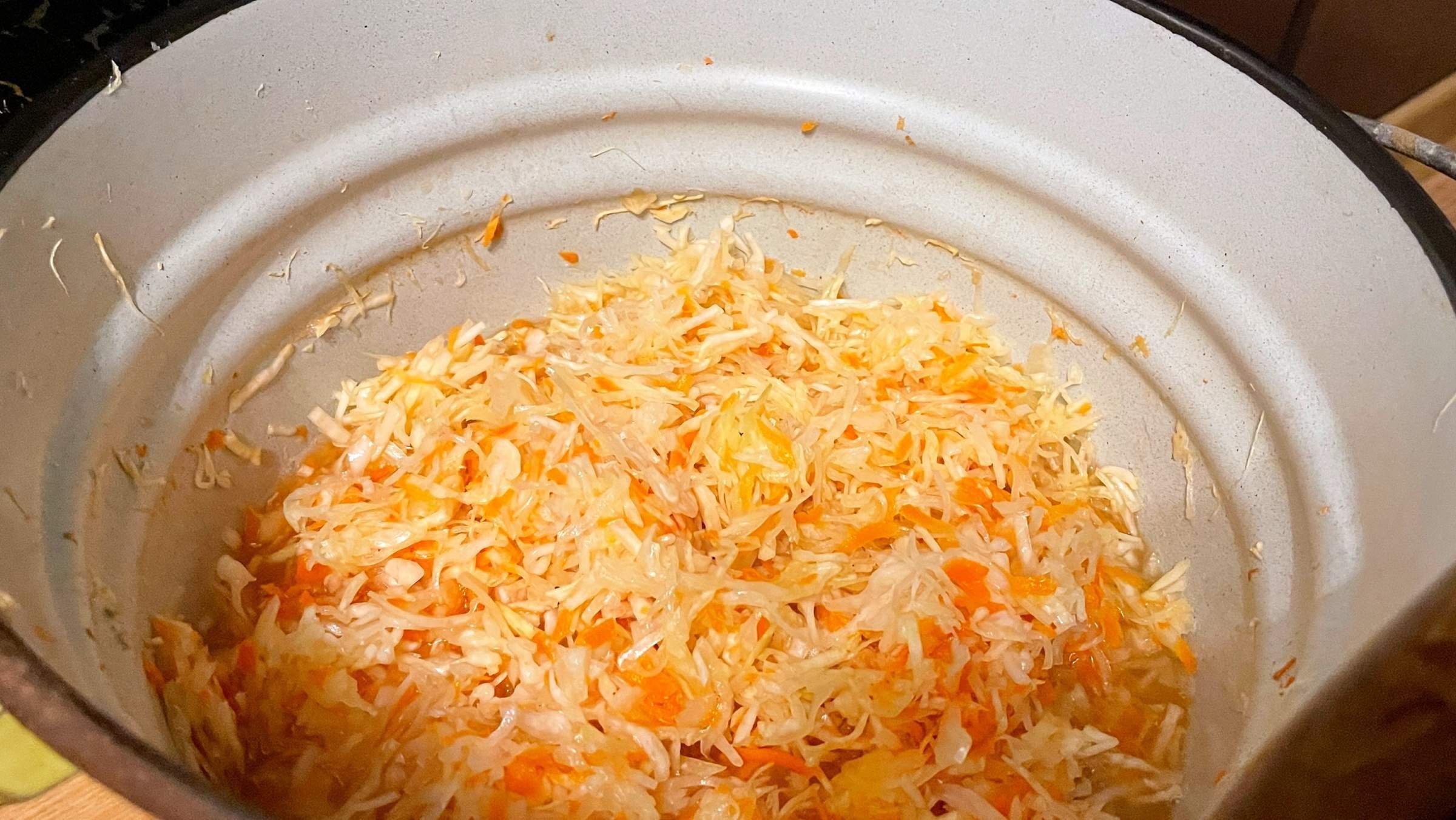 Рецепт капуста с морковью маринованная быстрого. Капуста с морковью сырые. Капуста Валенсия. Маринад в ведрах. Капуста маринованная в ведре из Чижика.