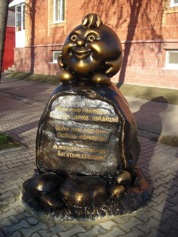 Статуя колобка в москве
