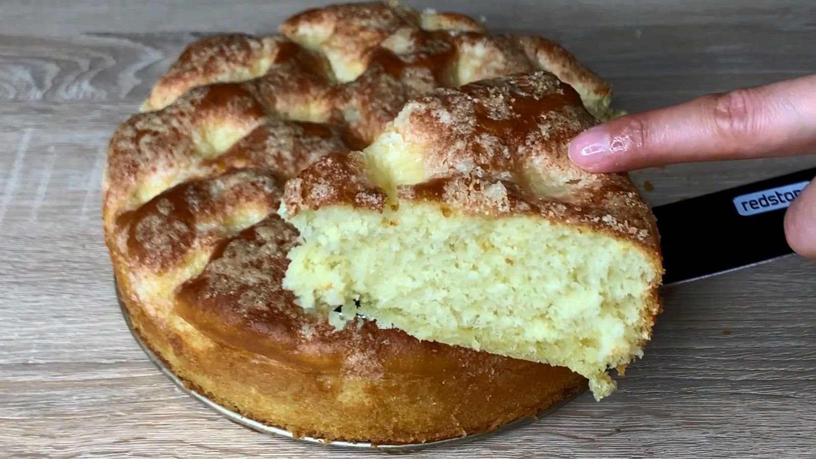 Знаменитый сахарный пирог с яблоками