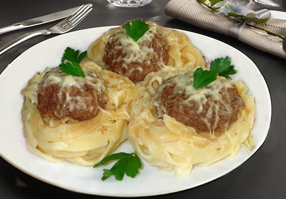 гнезда из спагетти в духовке. фаршированные макароны гнезда. макараны гнёзда с фаршем. как приготовить макароны гнезда рецепт. макаронные гнезда с фаршем.