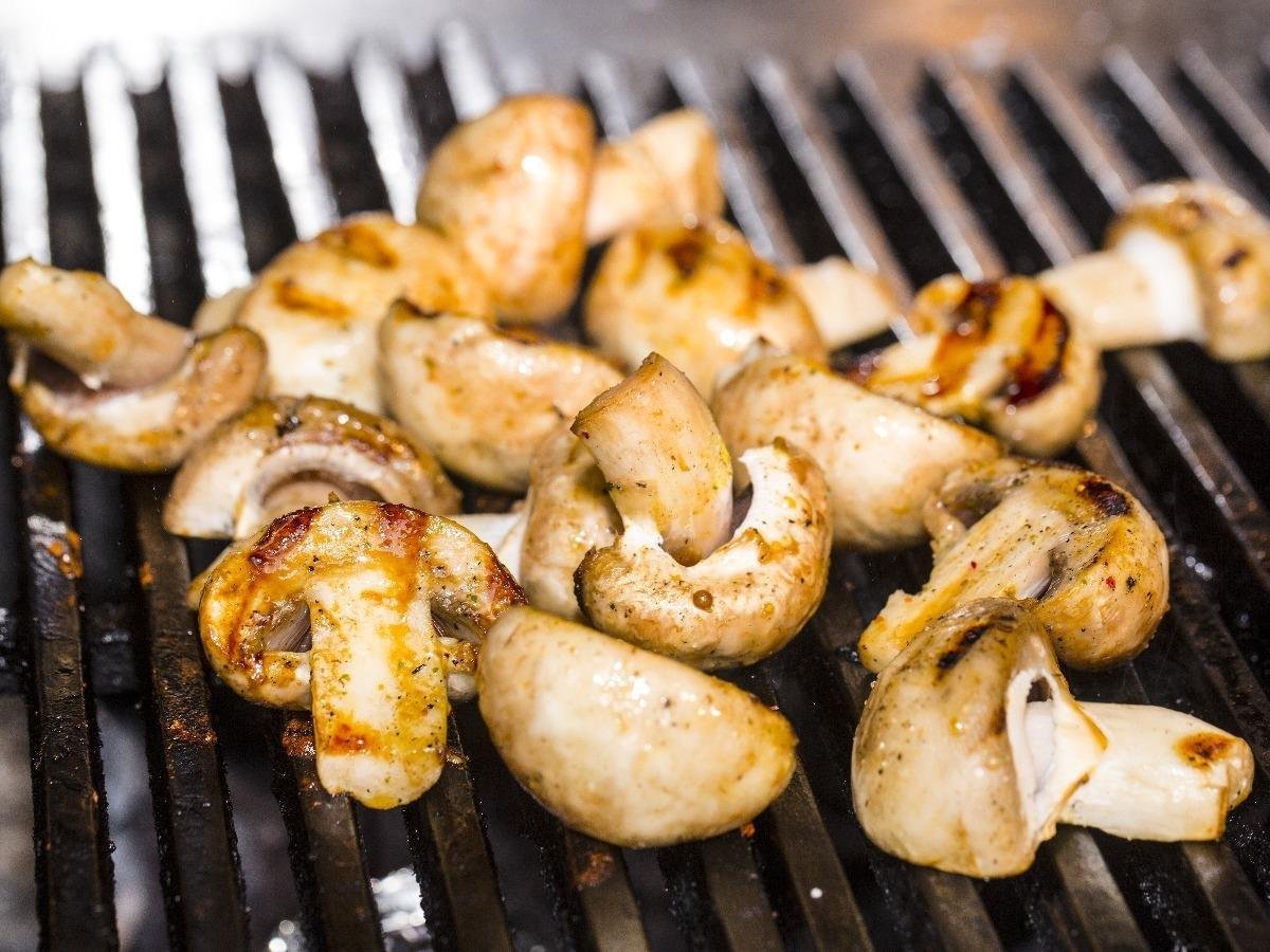 Шампиньоны гриль на мангале. Шампиньоны гриль гриль. Грибы на мангале маринад шампиньоны. Грибы шампиньоны на гриле. Шампиньоны на мангале.