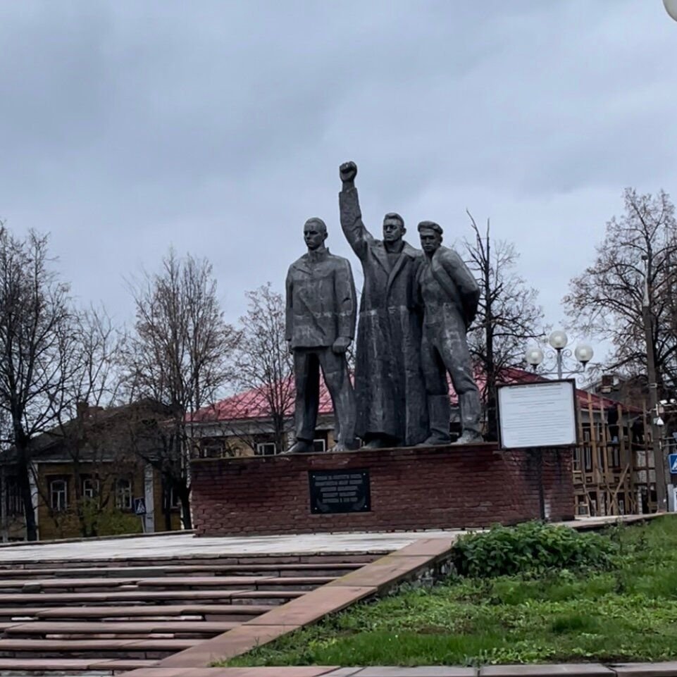 памятник трем коммунистам в семенове. семенов памятник трем коммунистам семенов. маркс энгельс ленин сталин мао плакат. семенов памятник ложкарю. семенов памятник трем коммунистам семенов.