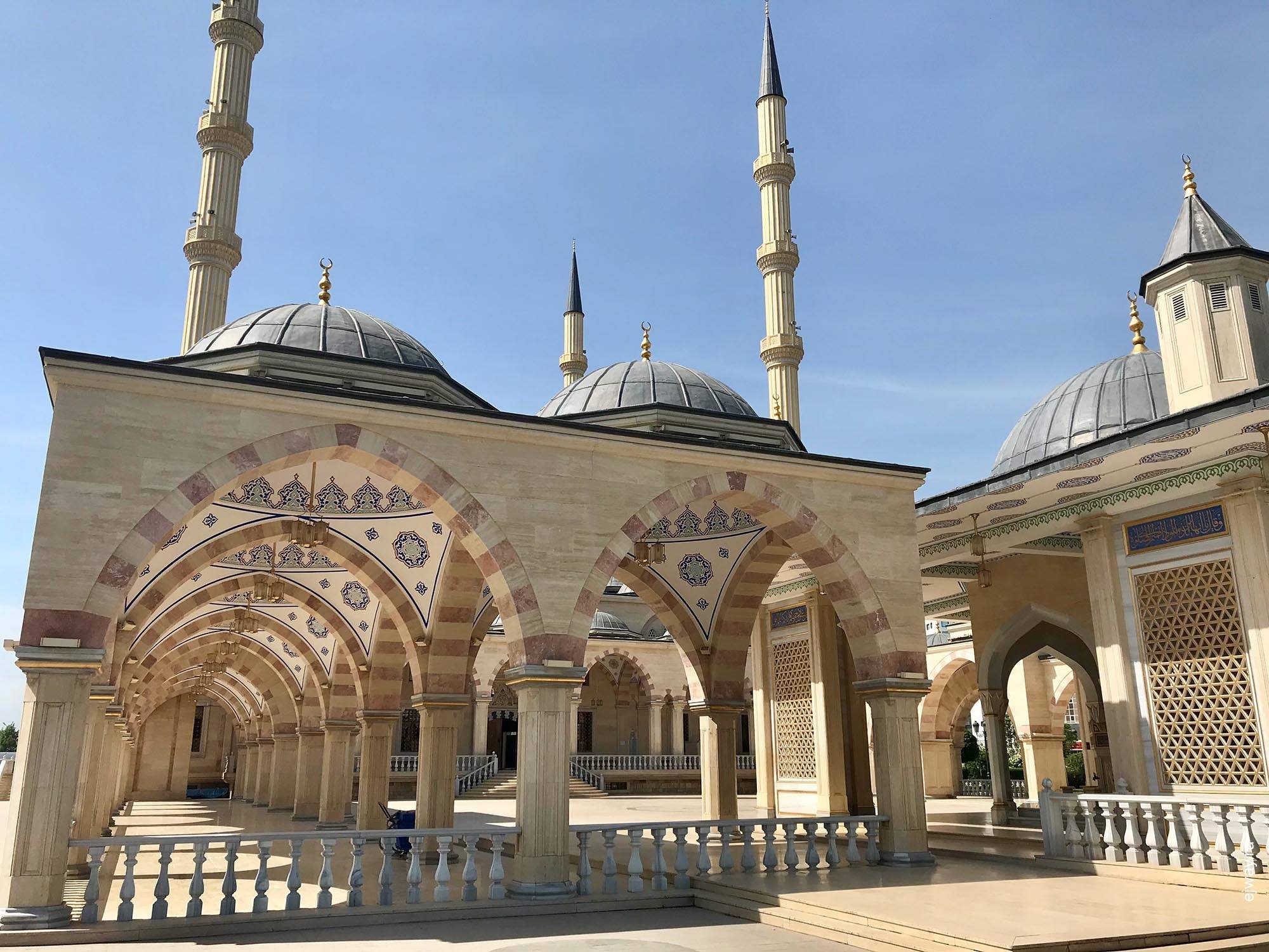 Экскурсии из махачкалы в грозный. Сердце Чечни Грозный. Чечня мечеть сердце Чечни. Джума мечеть Грозный. Грозненская мечеть сердце Чечни.