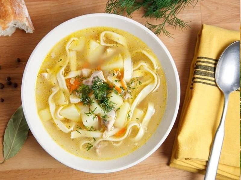 Суп с домашней лапшой. Куриный суп-лапша (Nudelsuppe).. Суп лапша по казачьи. Куриный суп с яйцом и вермишелью. Куриный суп с лапшой.