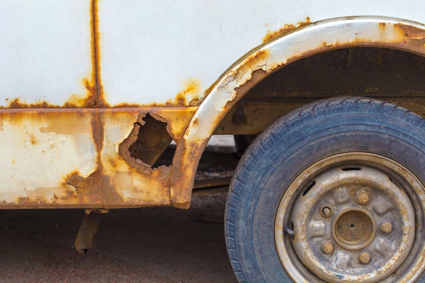 Ржавая жигули 2101. Ржавчина на авто. Значение слово ржавая. Ржавый разбор. Металлолом в сарае.