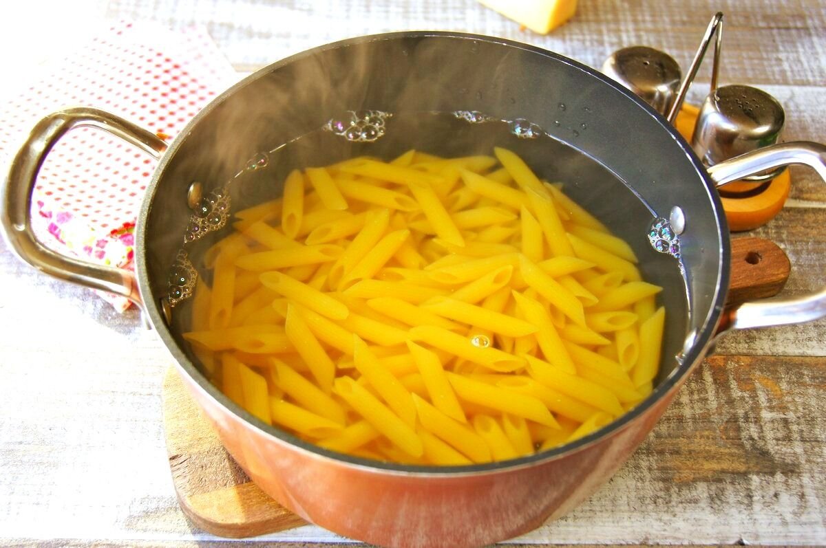 Сколько по времени варить спагетти в кастрюле. Макароны в кастрюле. Как сварить макароны в кастрюле. Готовка макарон в кастрюле. Дуршлаг для спагетти.