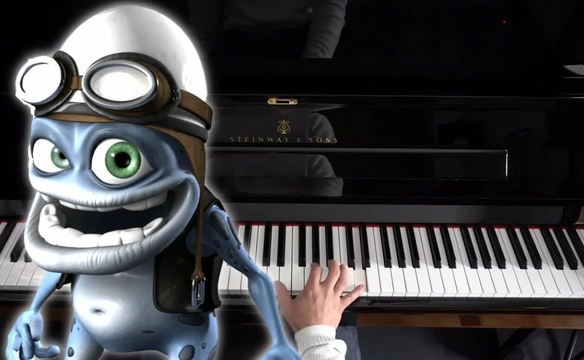 Клип фрог. Группа Crazy Frog. Crazy Frog Axel. Крези Фрог Аксель Хауз. Crazy Frog Axel f 2004.