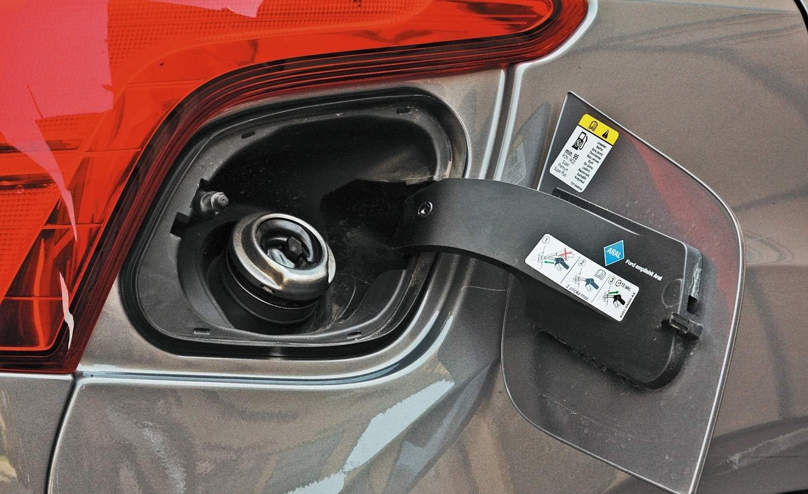 в бензобаке автомашины. бак топливный 2112 артикул. автомобильный бензин. спирт в бензобак. в бензобаке автомашины.