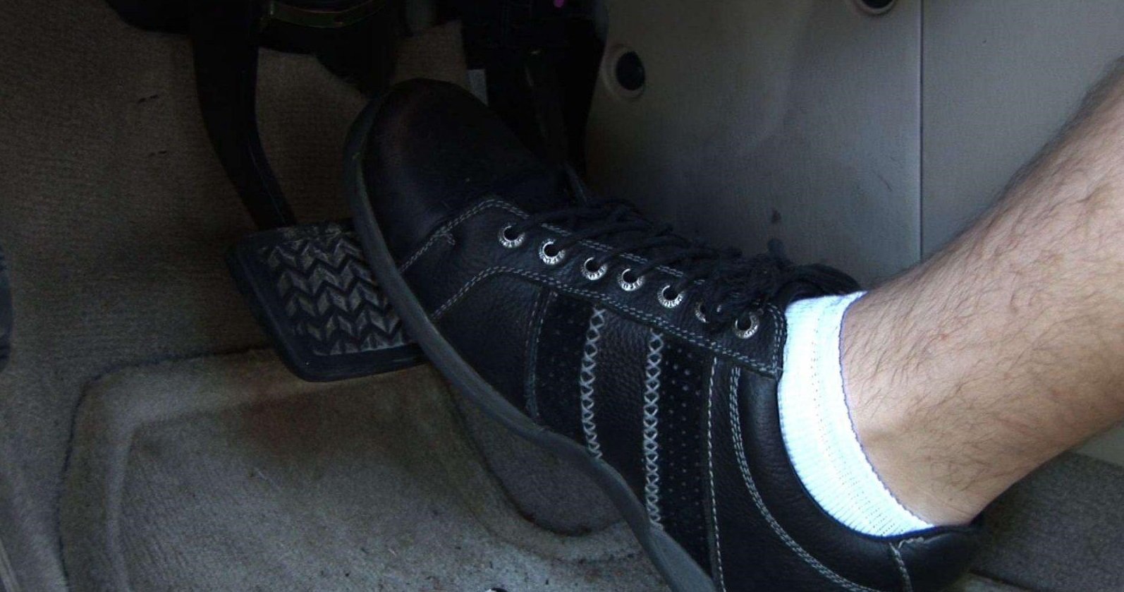 нажатие на педаль. женские ножки на педалях автомобиля. женские ножки на педалях. педаль нога. выжатая педаль сцепления.