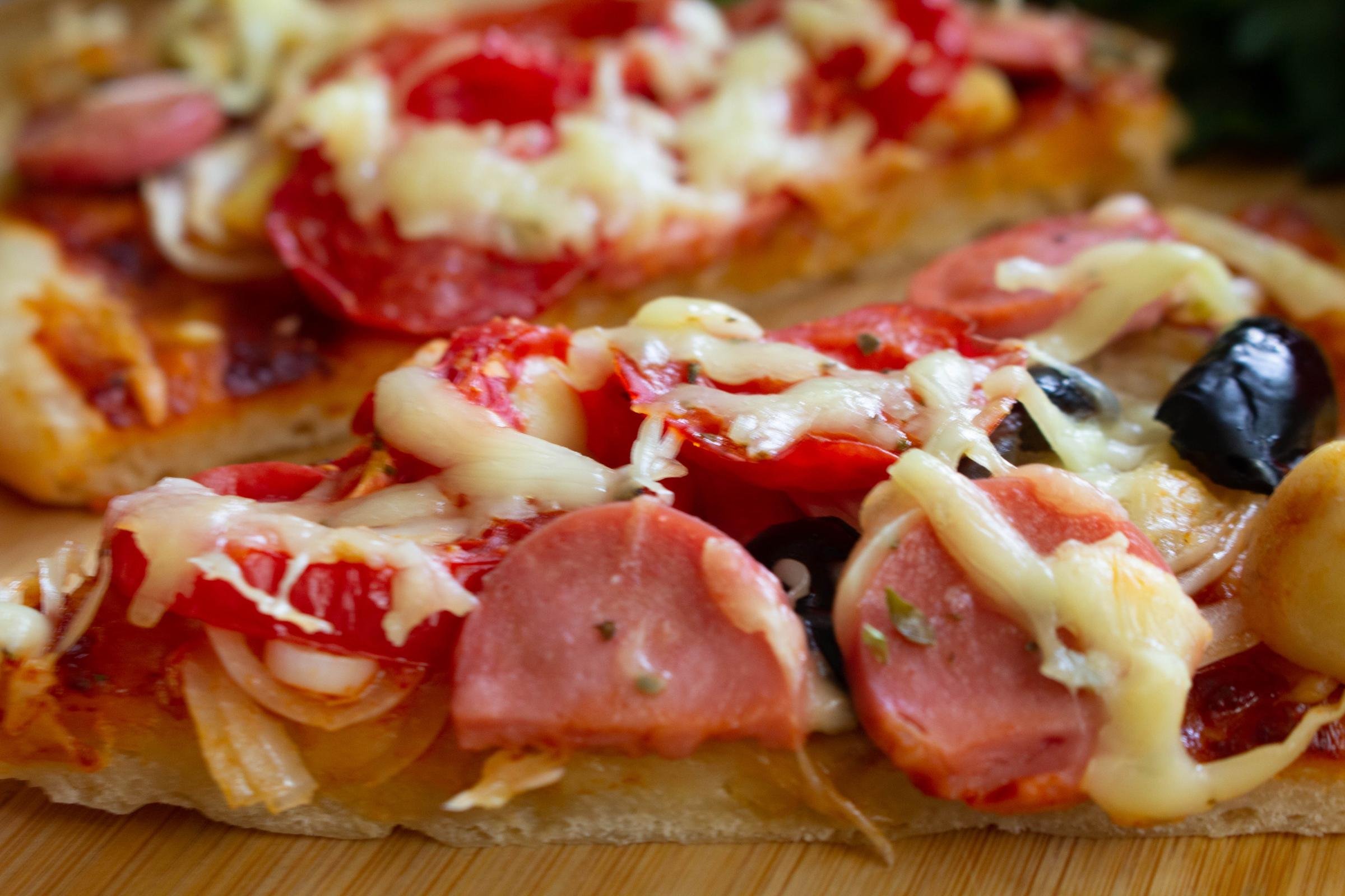 пицца на готовом дрожжевом тесте в духовке с колбасой и сыром и помидорами фото 27