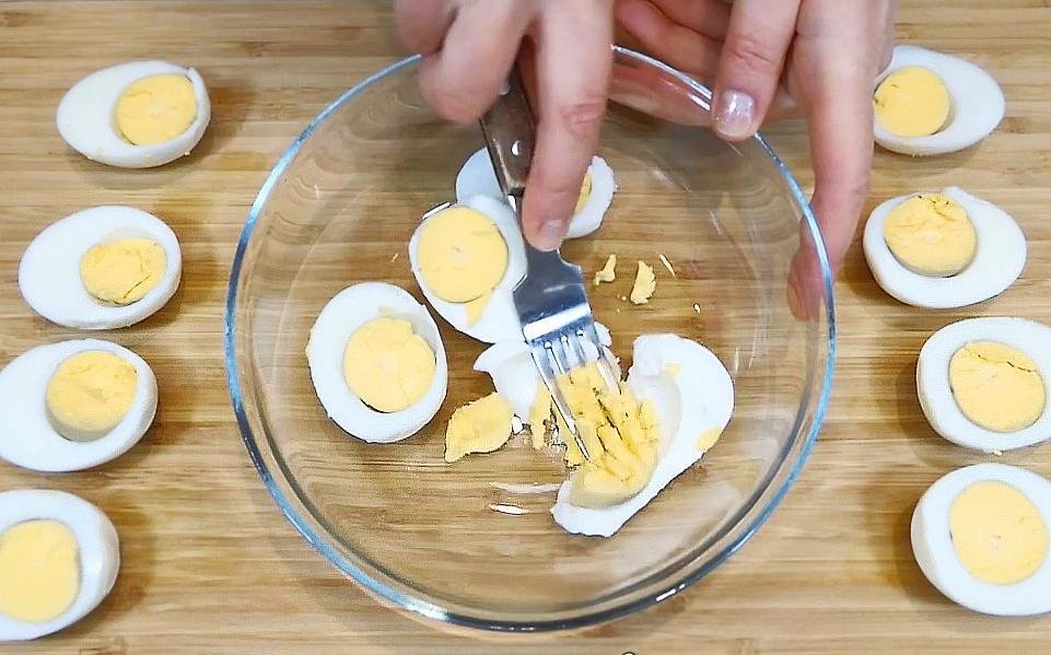 Можно замораживать вареные яйца. Завтрак из подручных средств. Вареное яйцо с огурцом. Варёные яйца идеи. Завтрак из варёных яиц быстро.