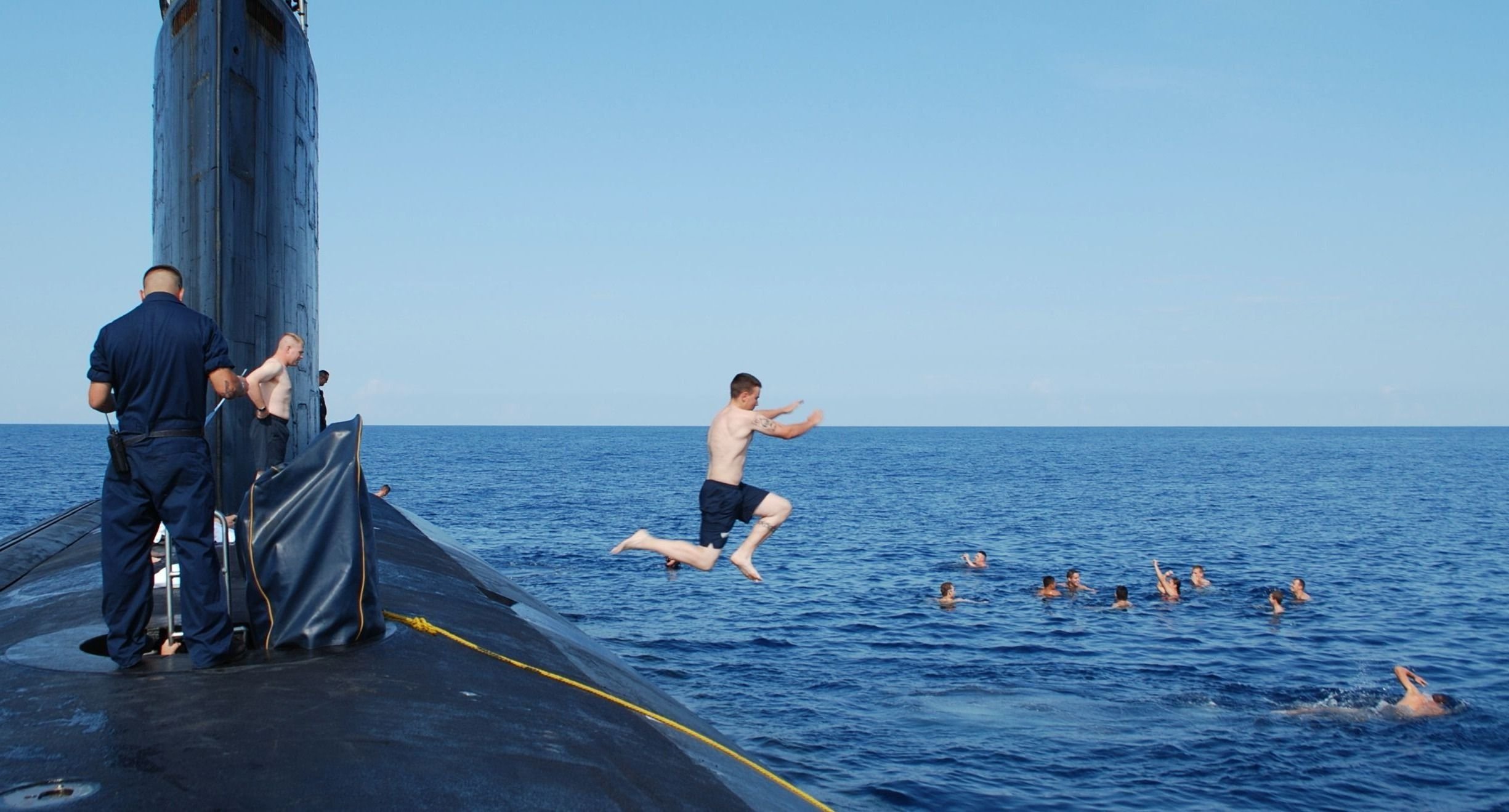 Моряк плавание. Подлодка рядом с человеком. Моряки загорают на подводной лодке. Поплавать на подводной лодке. Моряки отдыхают.