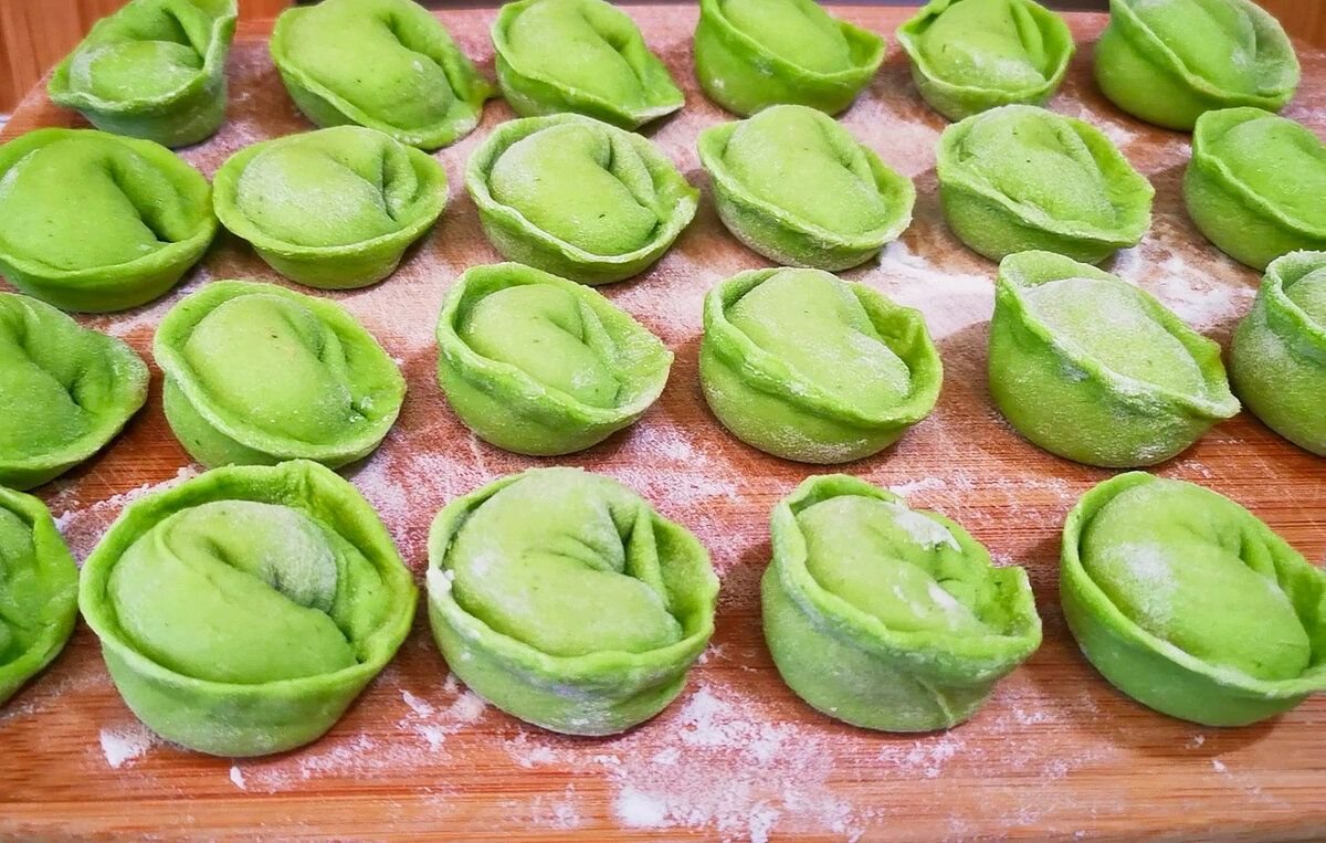 пельмени на доске. пельмени. пельмени с кроликом зеленая линия. доска зеленая пельмени. реклама пельменей.