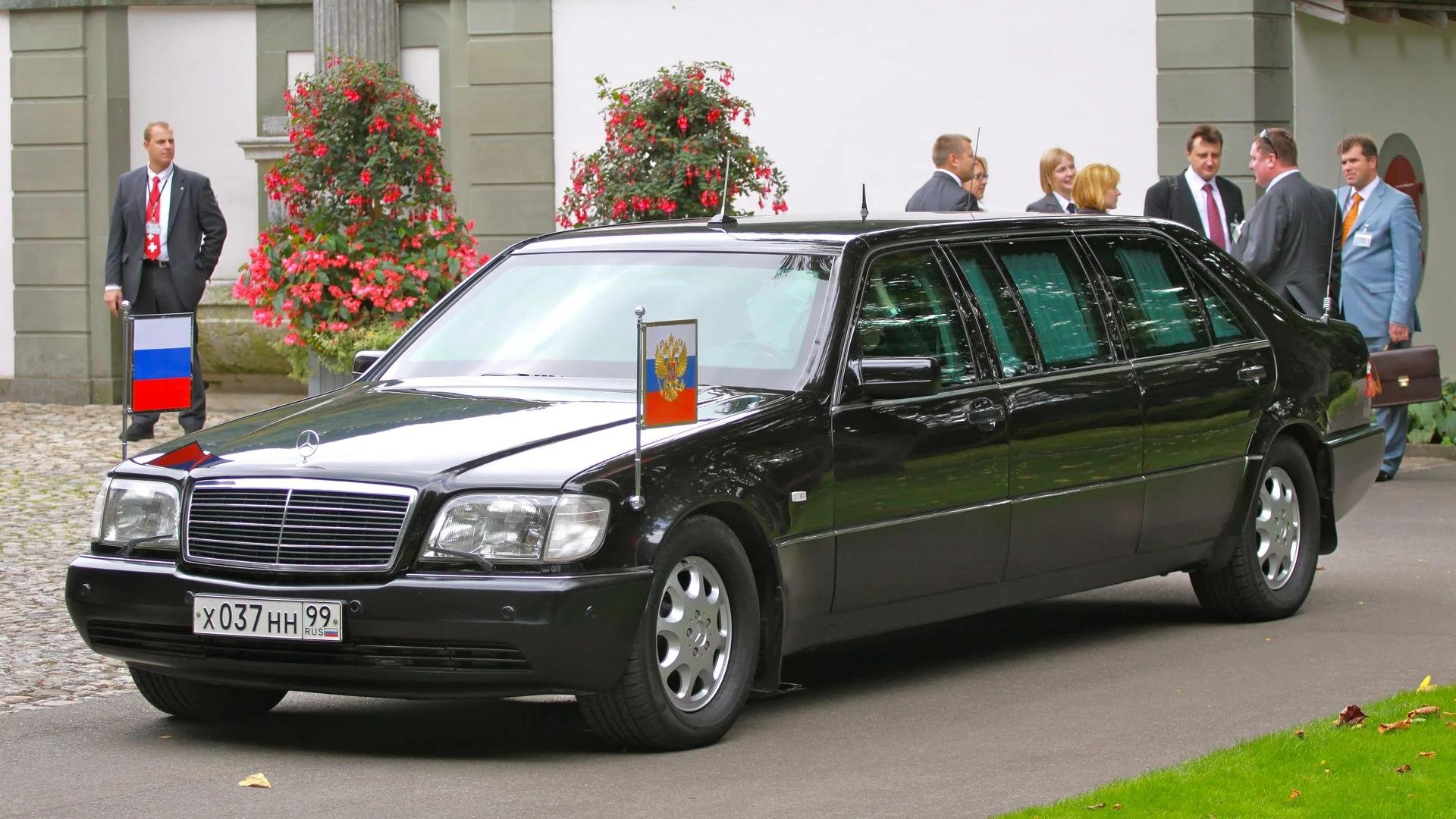 Машина президента. Mercedes w140 Pullman. Mercedes s600 w140 Pullman. Mercedes Pullman s600 140. Мерседес Пульман 140 Путина.