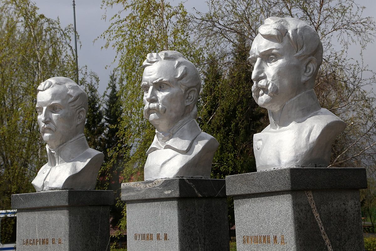 Декабристы в ялуторовске. Дом декабриста муравьева апостола в ялуторовске. Роща декабристов ялуторовск. Площадь декабристов ялуторовск. Мемориальный комплекс декабристов ялуторовск.