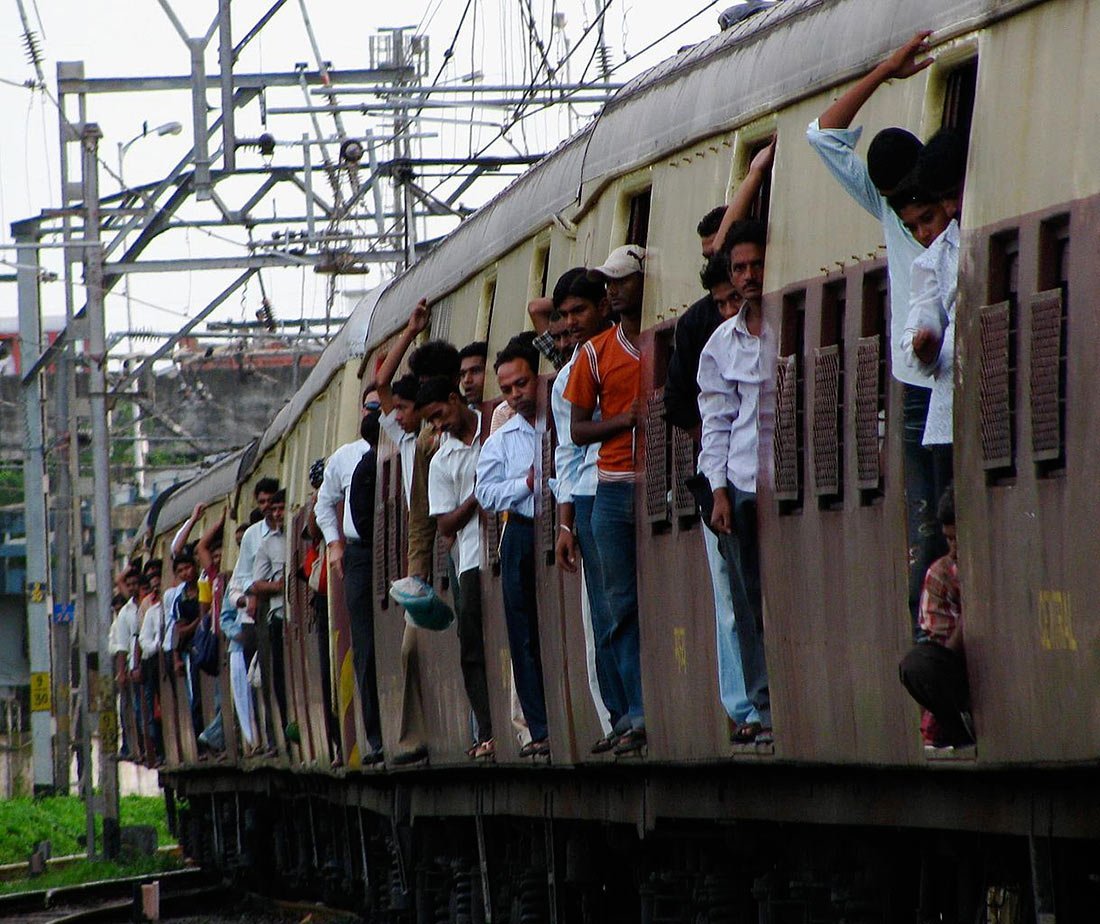 Полный поезд. Поезд Индии Мумбаи. Индийские поезда indian Trains. Пассажирский поезд в Индии. Электричка в Индии.