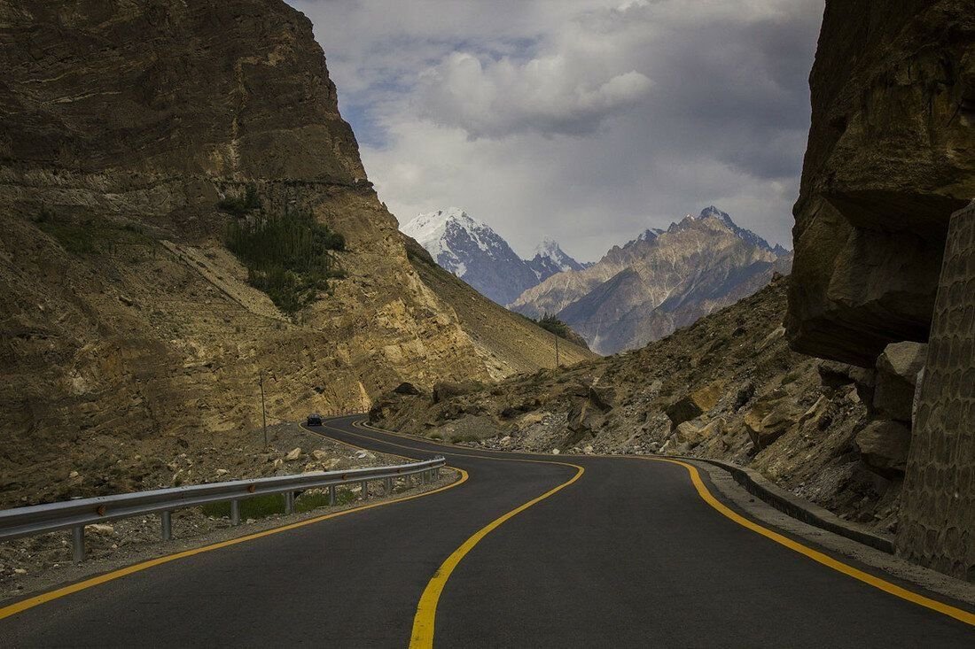 Дорога откуда. Каракорумское шоссе в Пакистане. Karakoram Highway. Каракорумское шоссе Китай. Шоссе Каракорум Китай Пакистан.