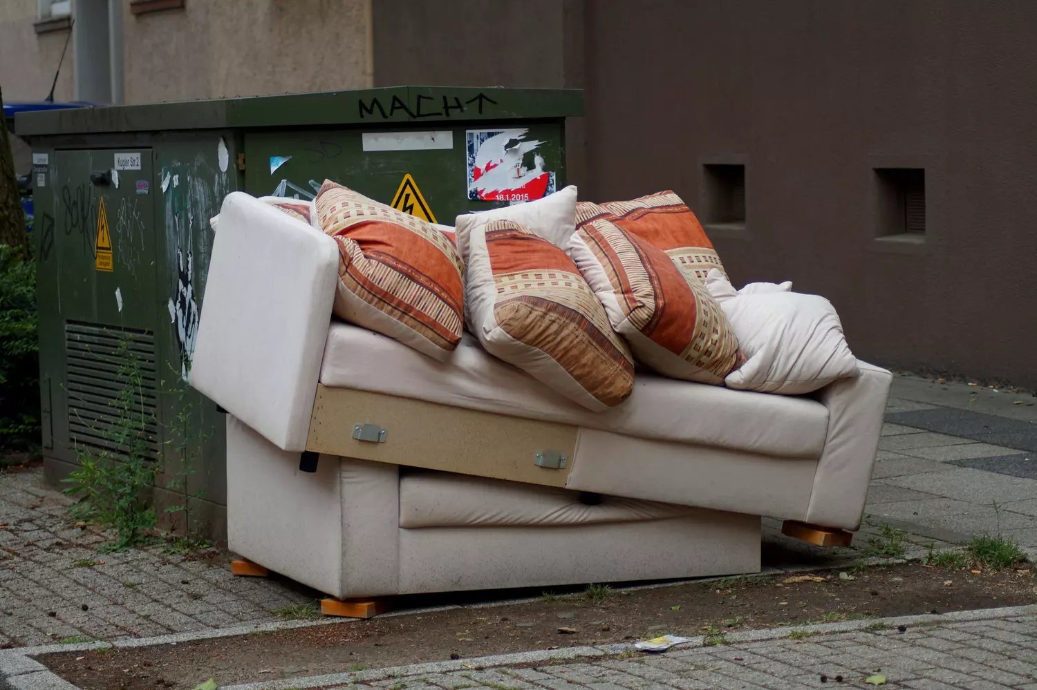 мебель на мусорке. грузчики диван. старую мебель перерабатывают в. куда выкидывать мебель. утилизация мебели.