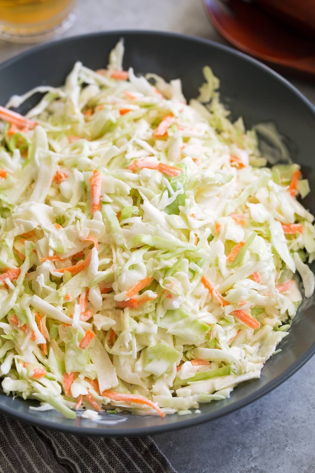 Простой рецепт салата из капусты. Coleslaw. Coleslaw салат. Салат из свежей капусты и моркови. Салат с капустой и морковью.