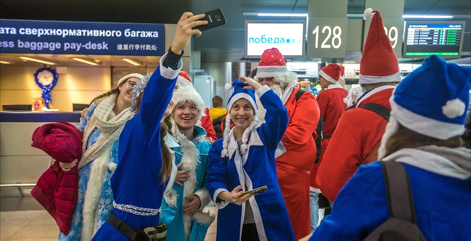 Мороз победа. Снегурочка в самолете. Снегурочка и авиакомпания победа. Победа акция дед Мороз и Снегурочка. Дед Мороз и Снегурочка в аэропорту.