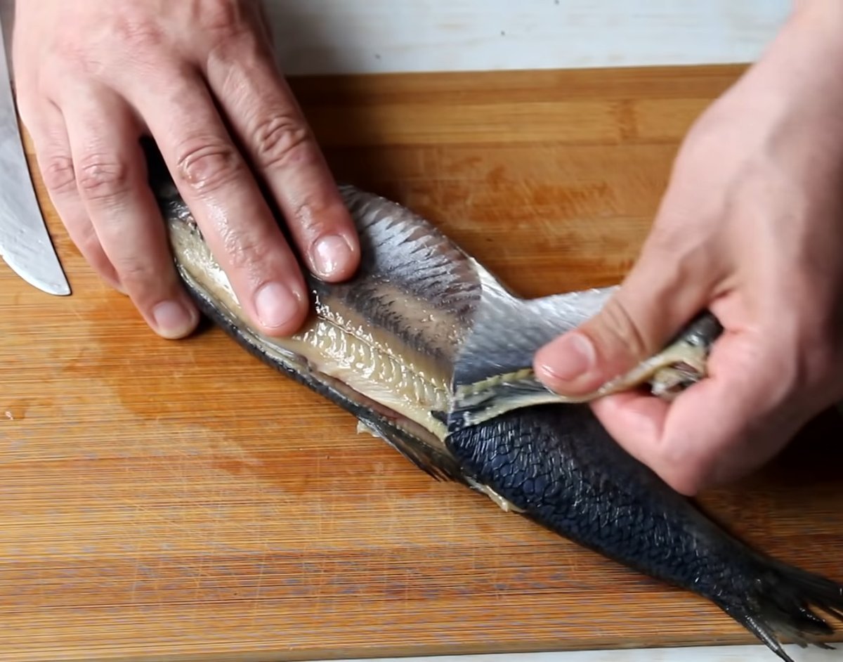 Как легко очистить селедку. Как раз делать селедкв. Быстро разделать селедку. Быстро разделать селедку. Как легко очистить селедку.
