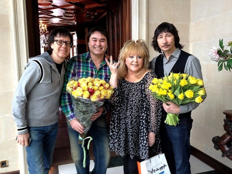 Пугачева с цветами. Пугачева разрешила весну. Пугачева разрешила весну. Пугачева балкон разрешила весну. Пугачева 2023.