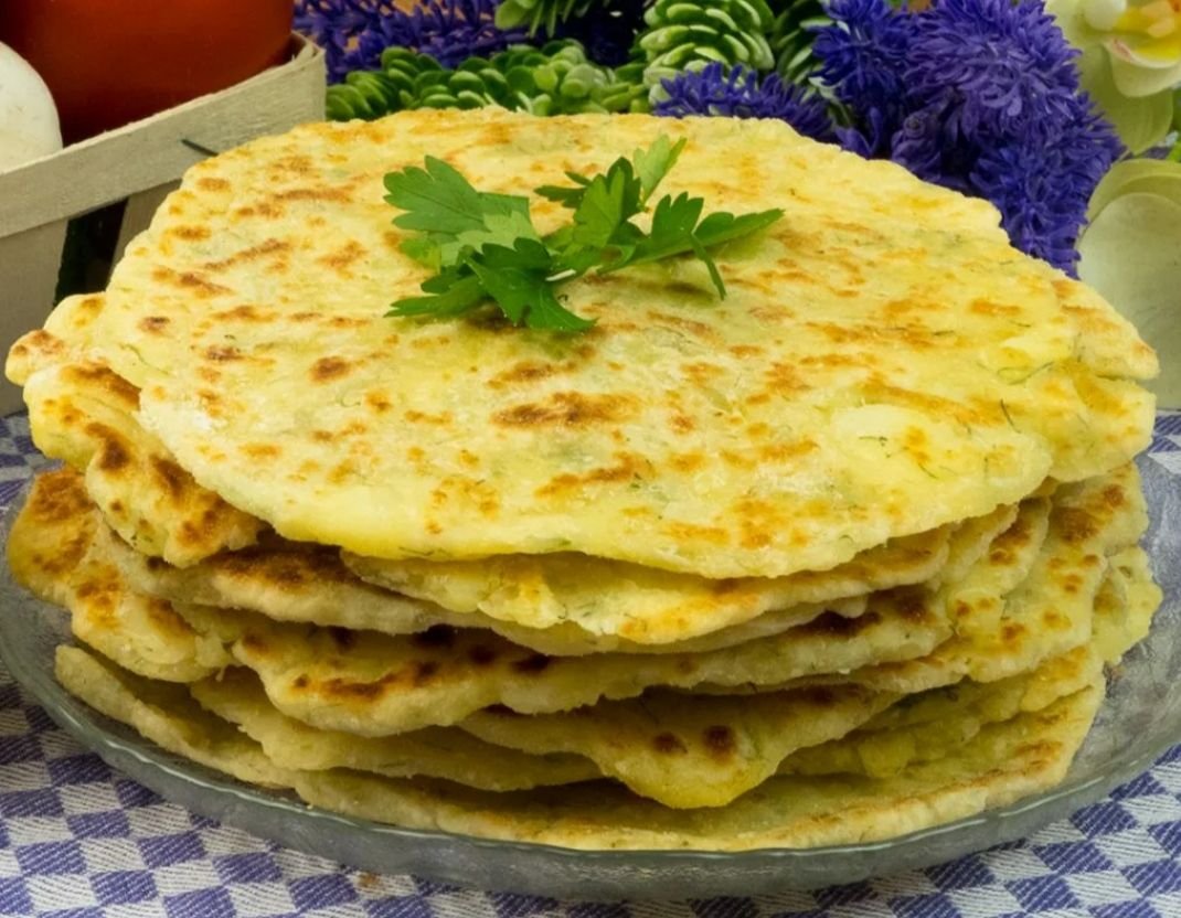 Лепешки с картошкой в духовке. Картофельные лепешки. Лепешки из картошки. Лепешка с картошкой. Картофельно сырные лепешки.