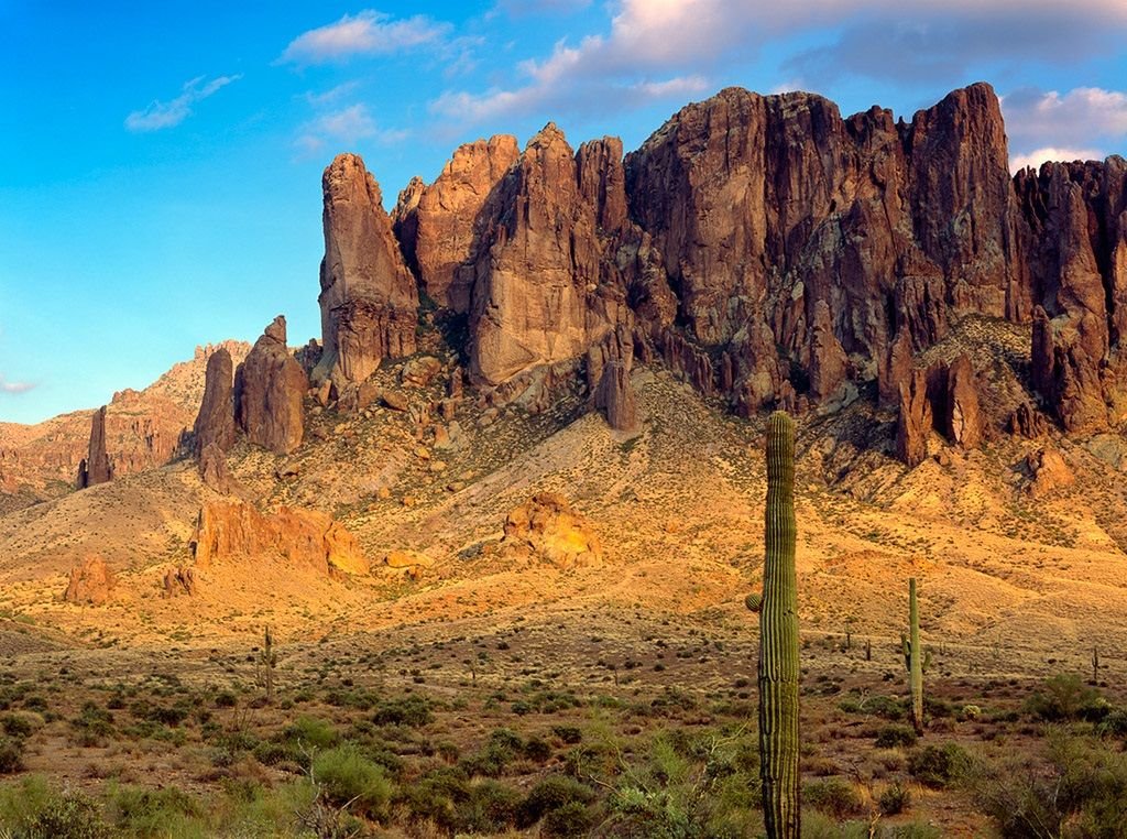легенда об уральских горах. горы суеверий аризона. бутан монастырь таксанг. гора сахюртэ байкал. забытый золотой рудник голландца, апачи-джанкшн, аризона.